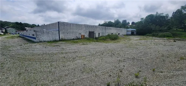 a view of a barn in the middle of a yard