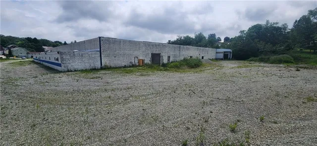 a view of a barn in the middle of a yard