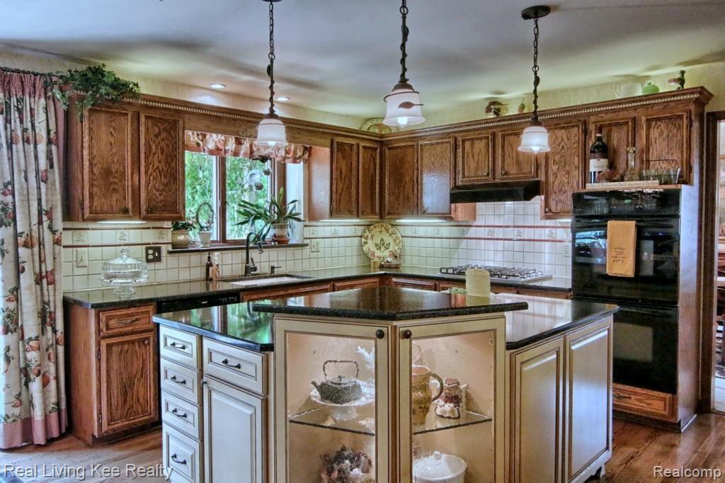 1749 Old Homestead Drive Rochester, MI 48306 - Photo 33 of 47 Kitchen.jpg