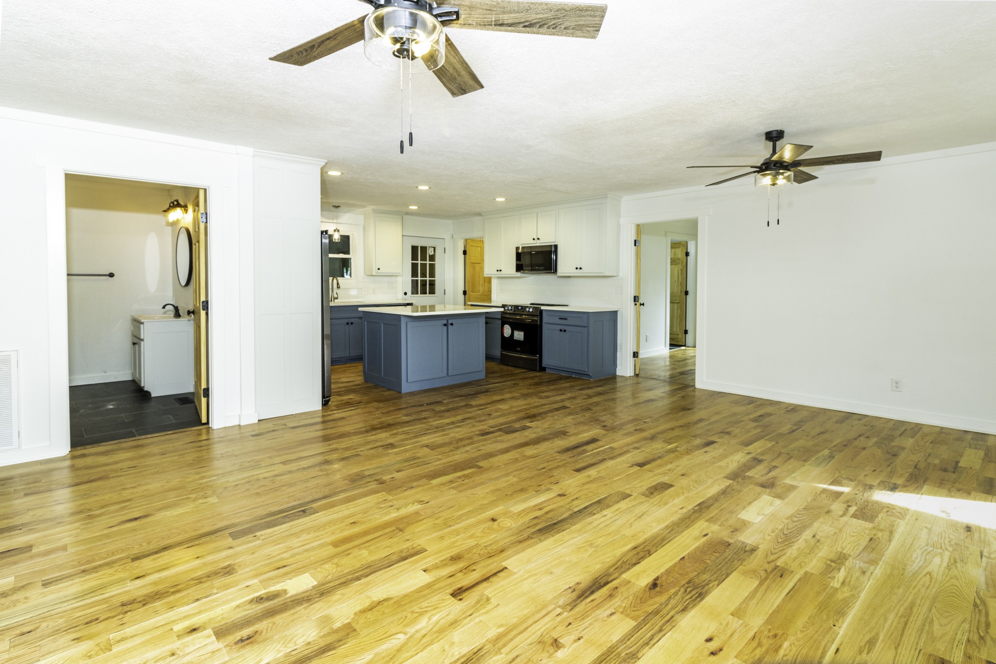 405 Napier Lake Road Hohenwald, TN 38462 - Photo 14 of 26 a view of a bathroom and a bathtub