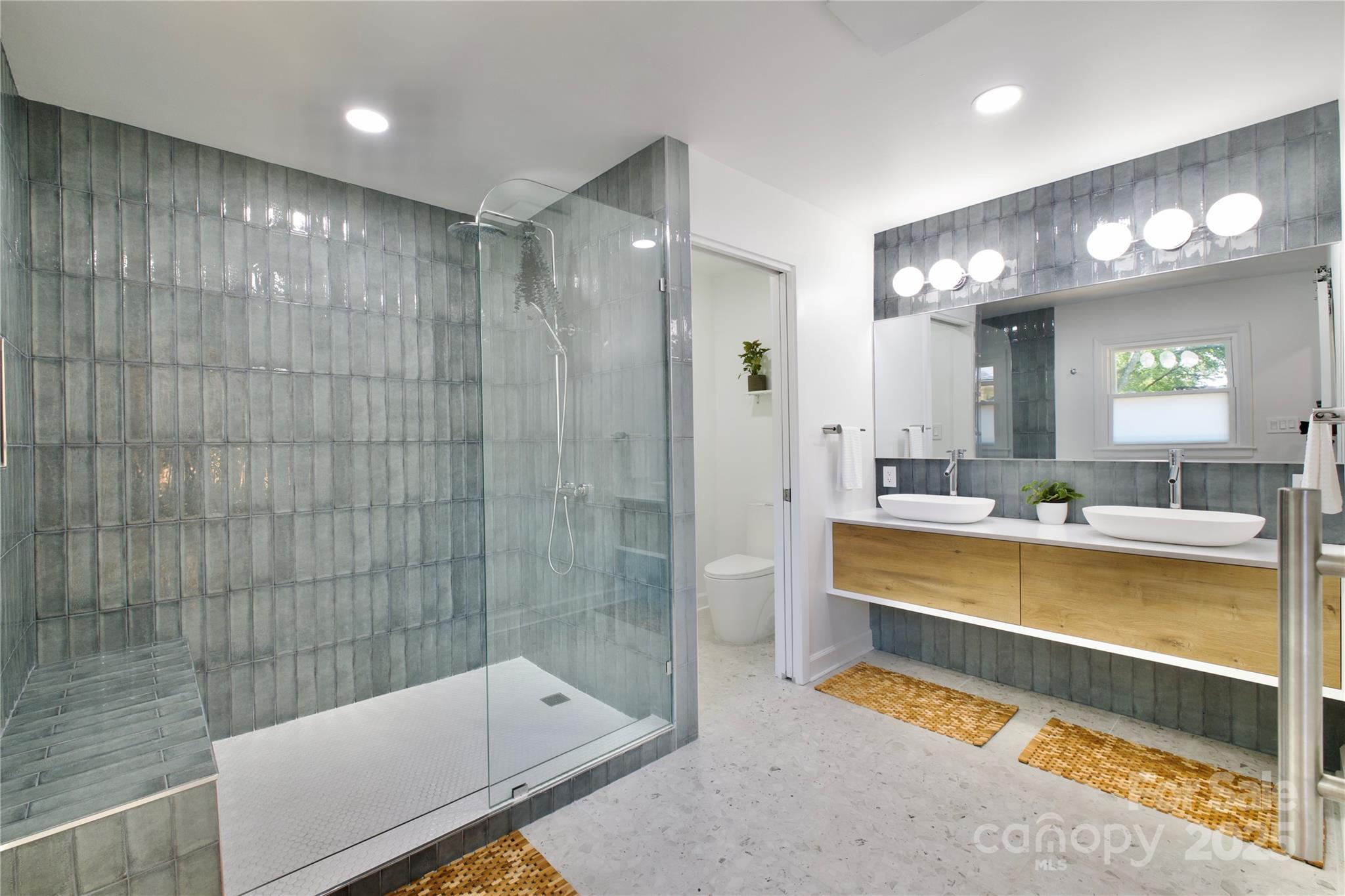 3549 Woodleaf Road Charlotte, NC 28205 - Photo 23 of 43 a bathroom with a tub a sink and mirror