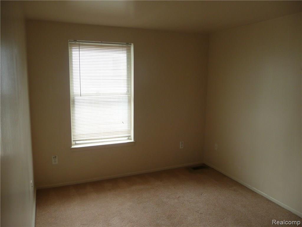 21582 Hidden Rivers Drive South, Unit 9 Southfield, MI 48033 - Photo 7 of 11
