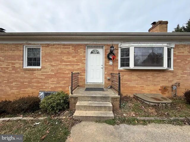 $3,850 | 4032 Olley Lane, Fairfax, VA 22032