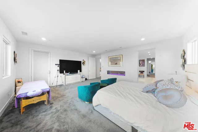 a view of entryway and hall