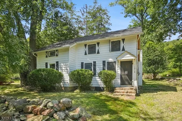 a view of a house with backyard and garden