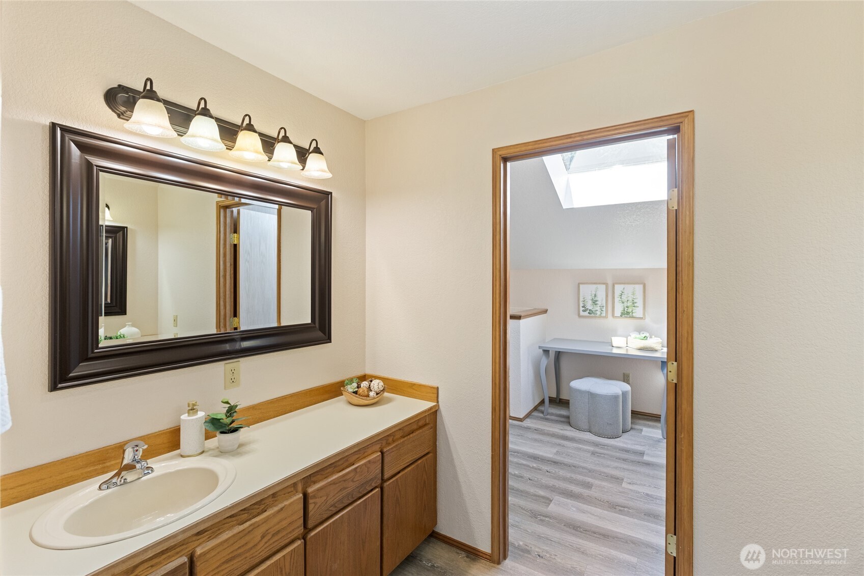 20 Bluebird Lane Port Ludlow, WA 98365 - Photo 30 of 40 a en suite bathroom with a toilet sink and mirror