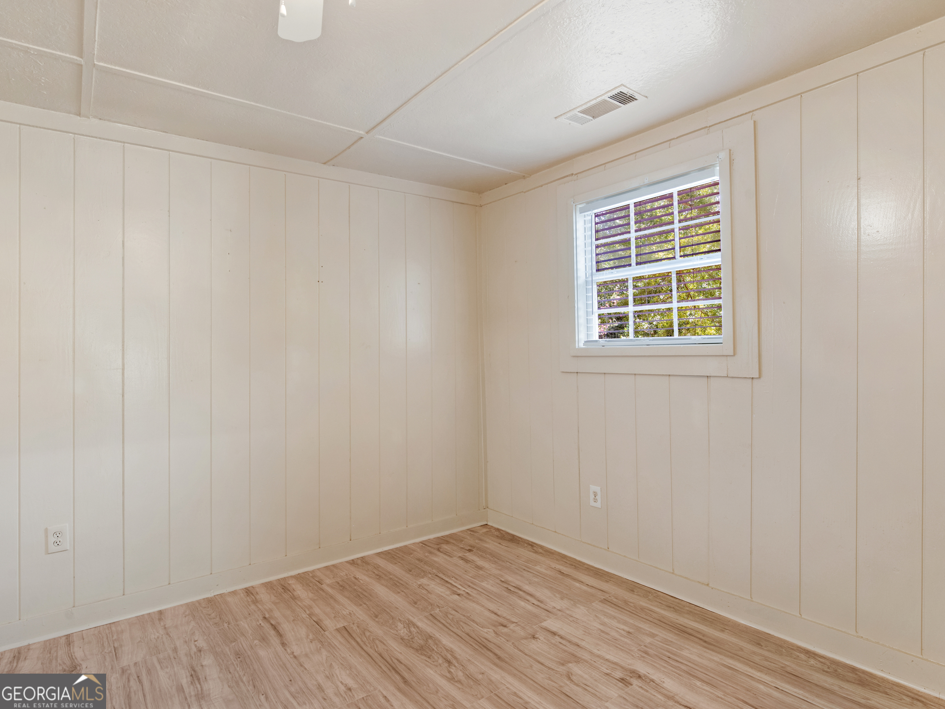 245 Atlanta Street Barnesville, GA 30204 - Photo 16 of 36 an empty room with windows