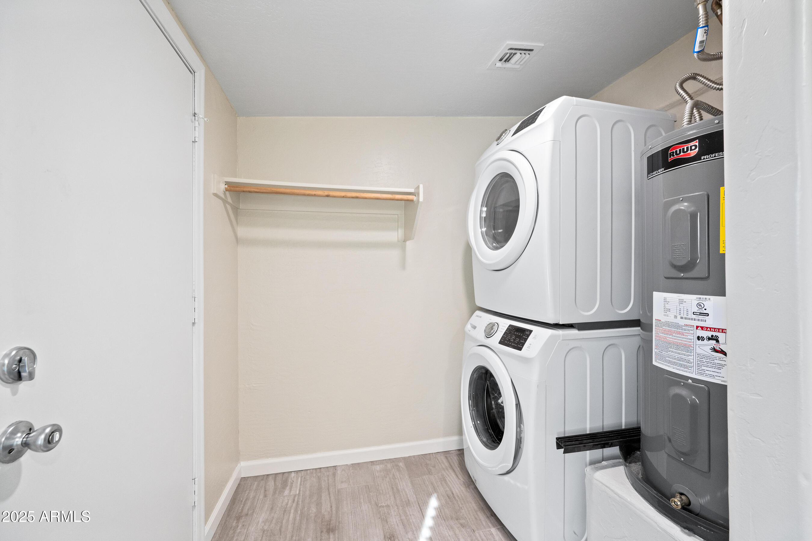 438 North 17th Avenue, Unit A Phoenix, AZ 85007 - Photo 15 of 20 a utility room with dryer and washer
