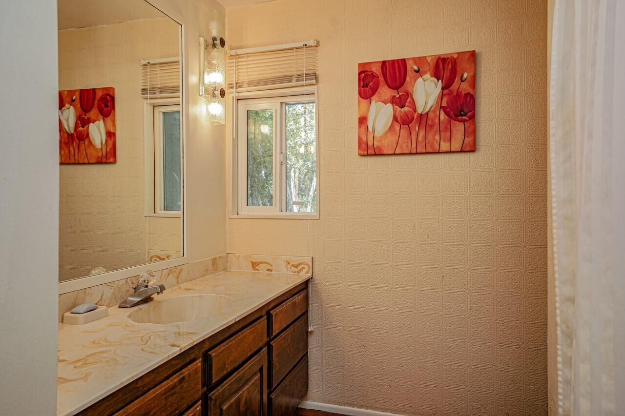 2994 South River Road Grants Pass, OR 97527 - Photo 24 of 32 Guest Bathroom