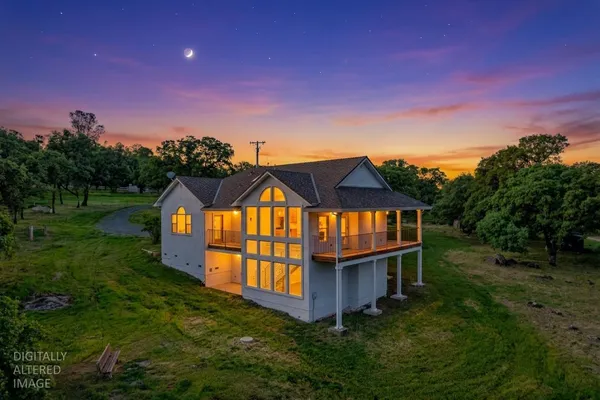 a view of front a house with a yard