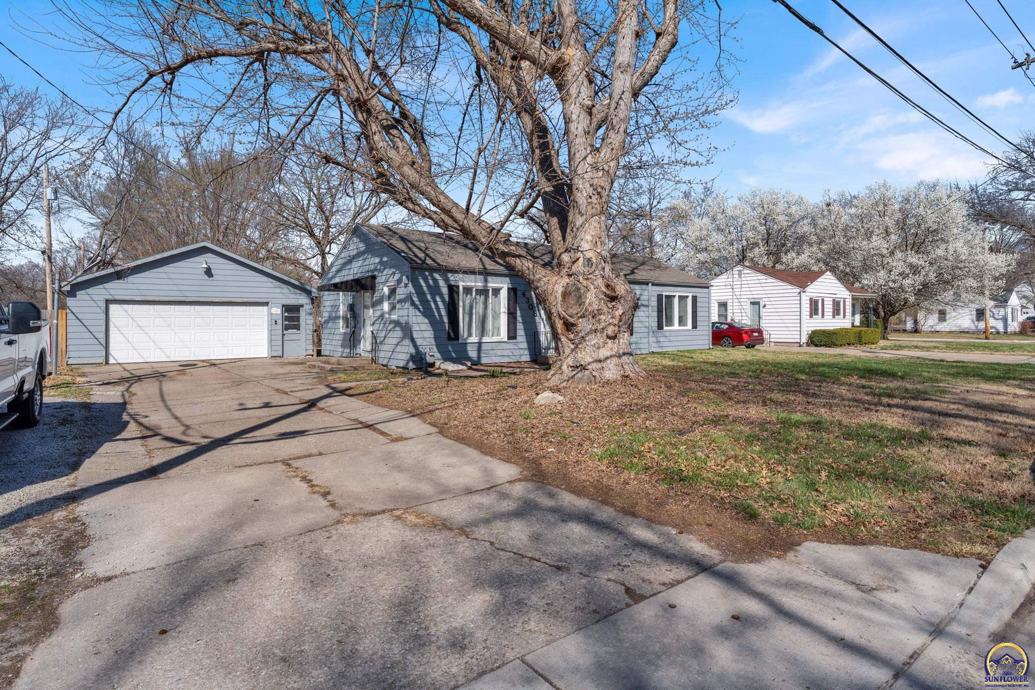 4308 Southwest 19th Street Topeka, KS 66604 - Photo 2 of 37