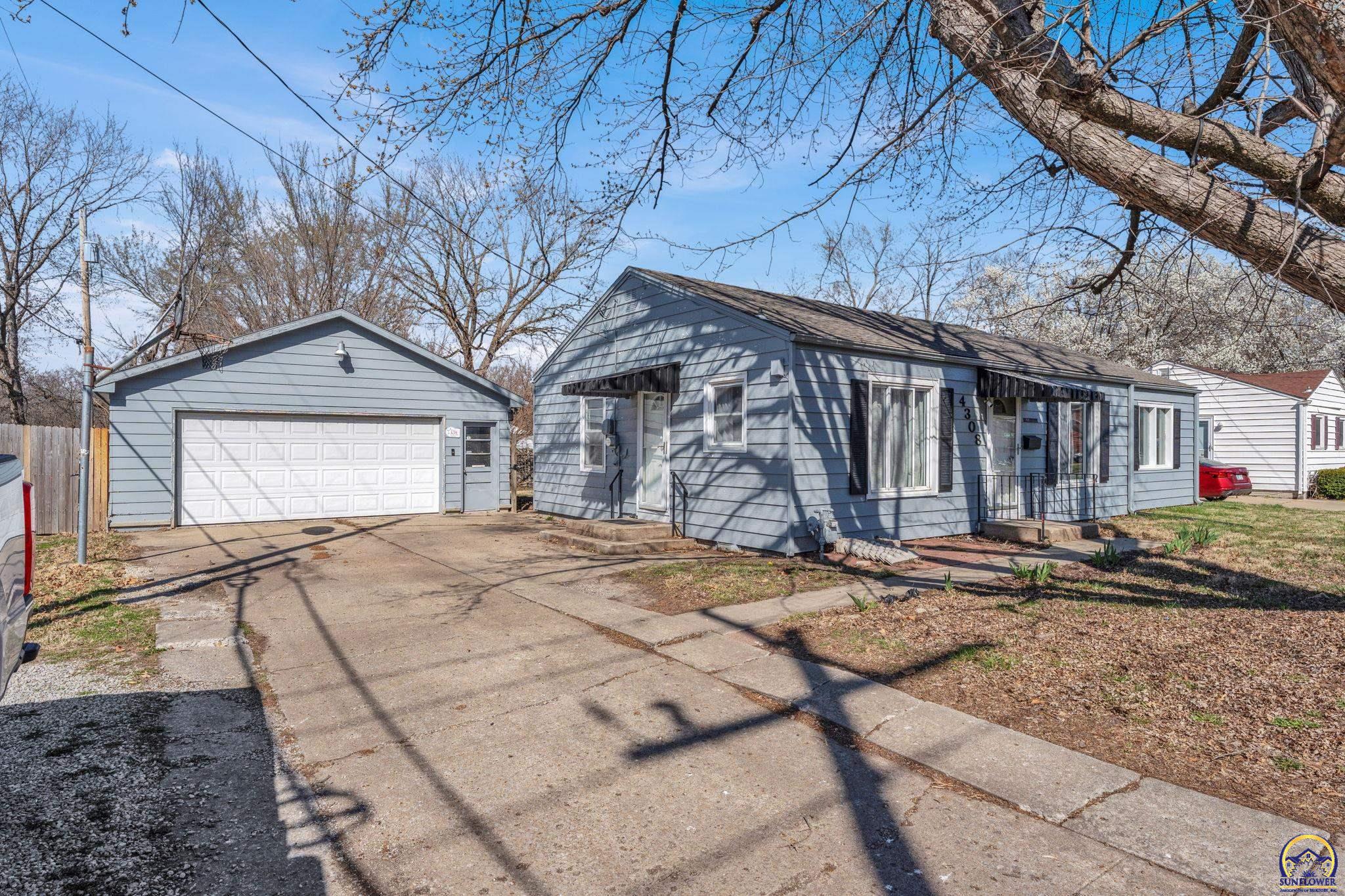 4308 Southwest 19th Street Topeka, KS 66604 - Photo 3 of 37