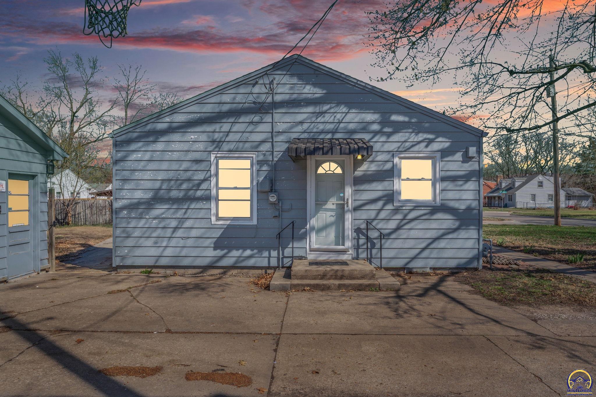 4308 Southwest 19th Street Topeka, KS 66604 - Photo 5 of 37