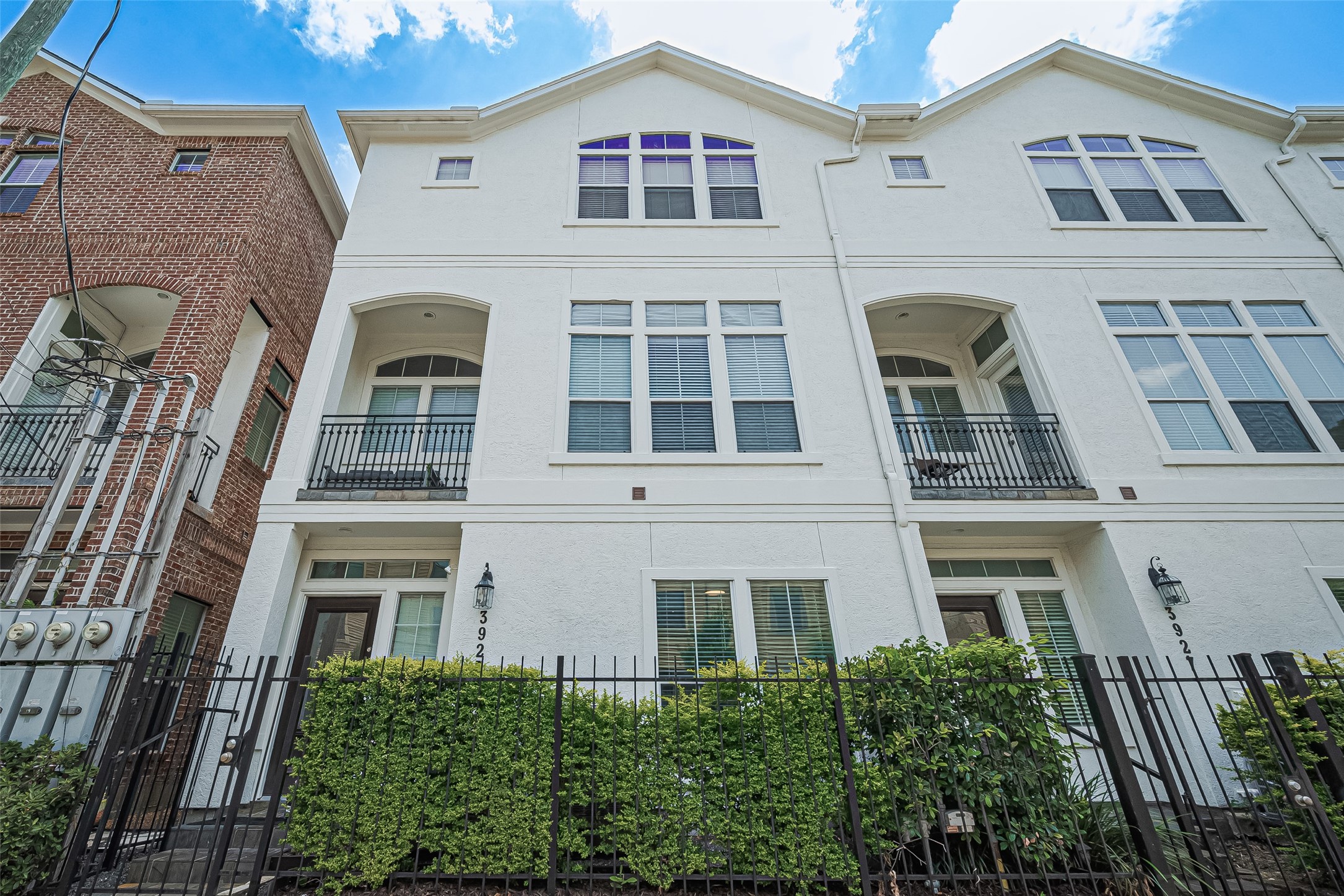 3925 Floyd Street Houston, TX 77007 - Photo 1 of 24 front view of a building