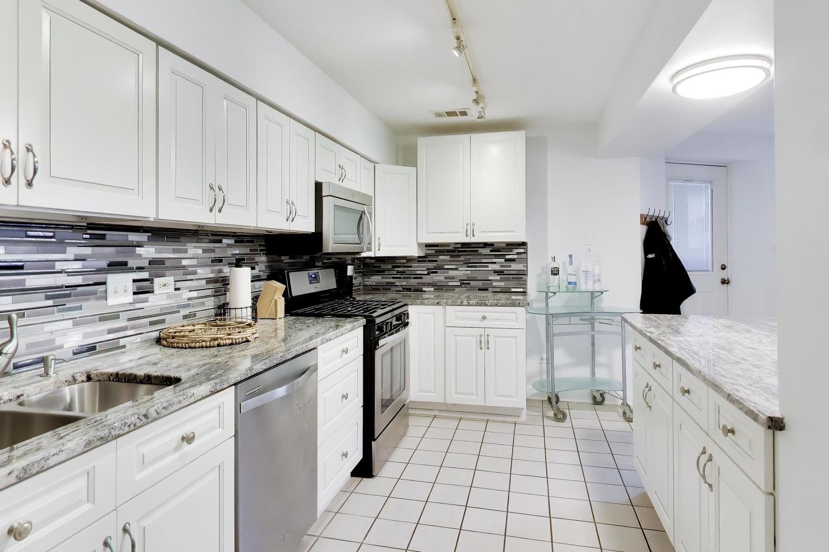 4053 North Sheridan Road, Unit 1 Chicago, IL 60613 - Photo 12 of 20