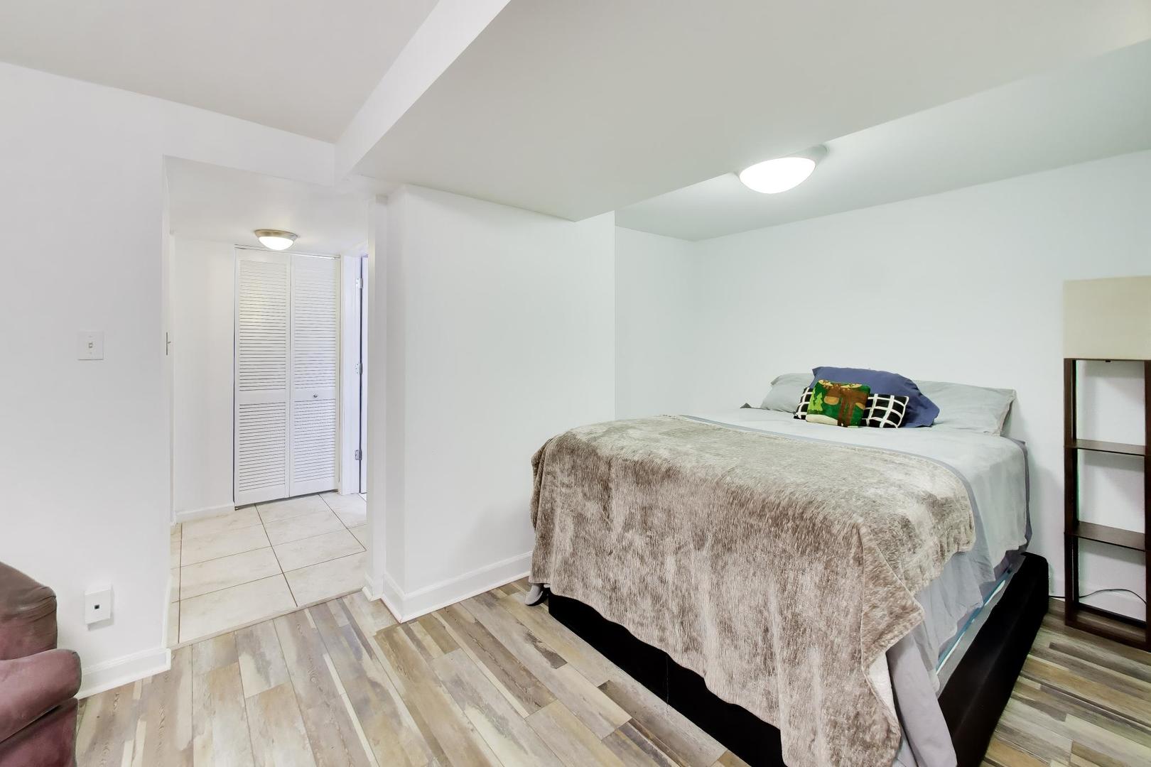 4053 North Sheridan Road, Unit 1 Chicago, IL 60613 - Photo 13 of 20