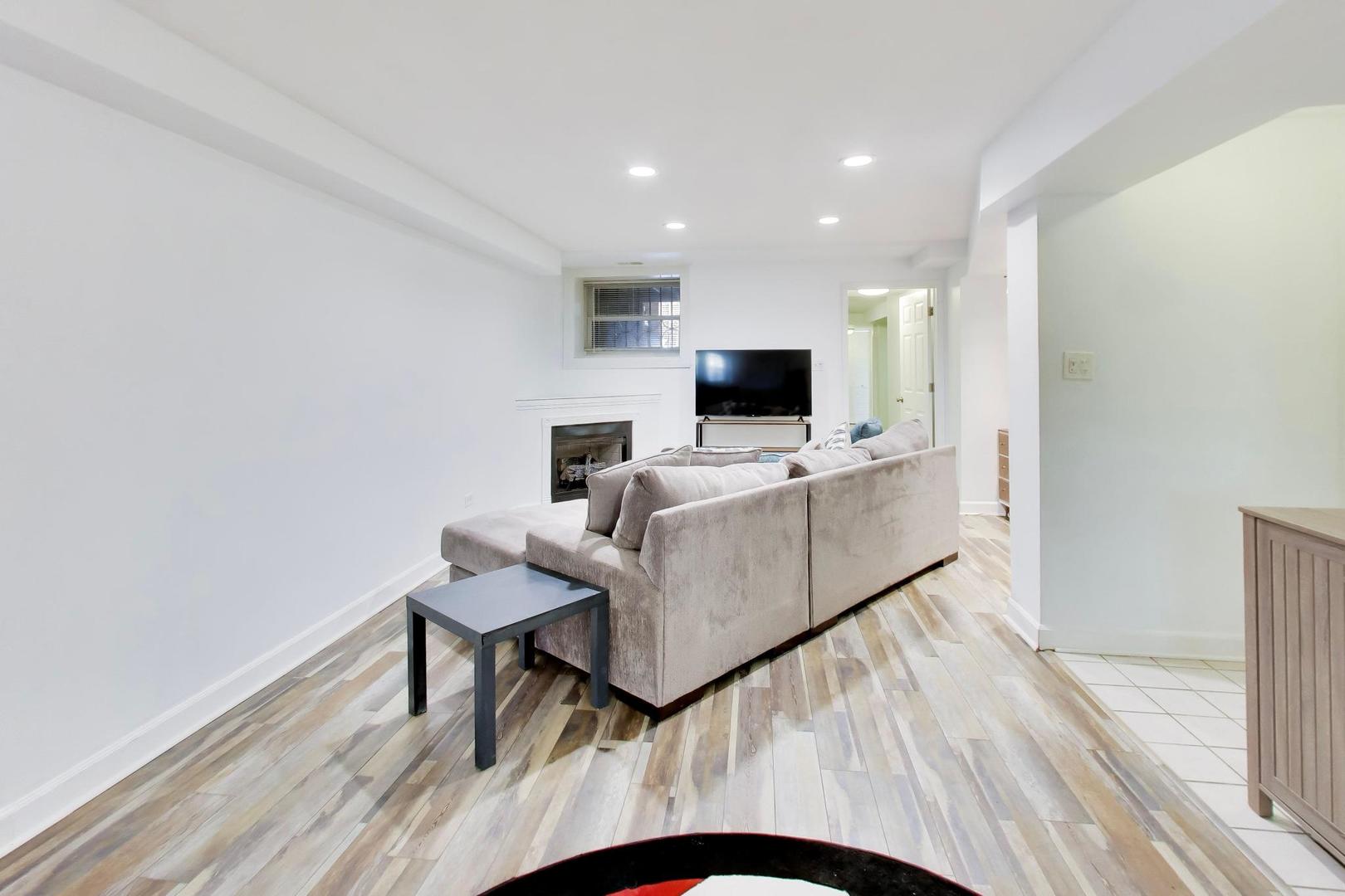 4053 North Sheridan Road, Unit 1 Chicago, IL 60613 - Photo 7 of 20