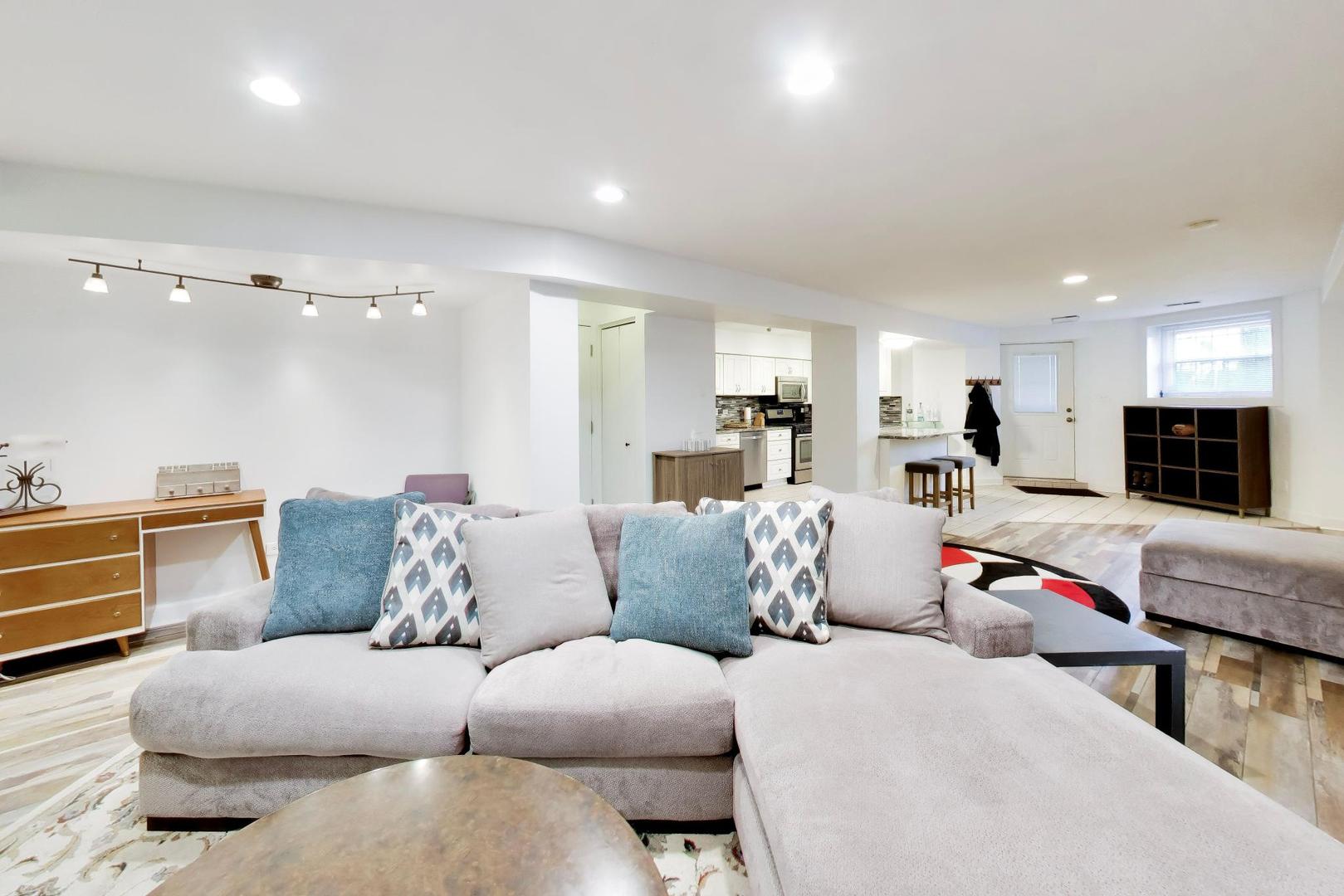 4053 North Sheridan Road, Unit 1 Chicago, IL 60613 - Photo 8 of 20