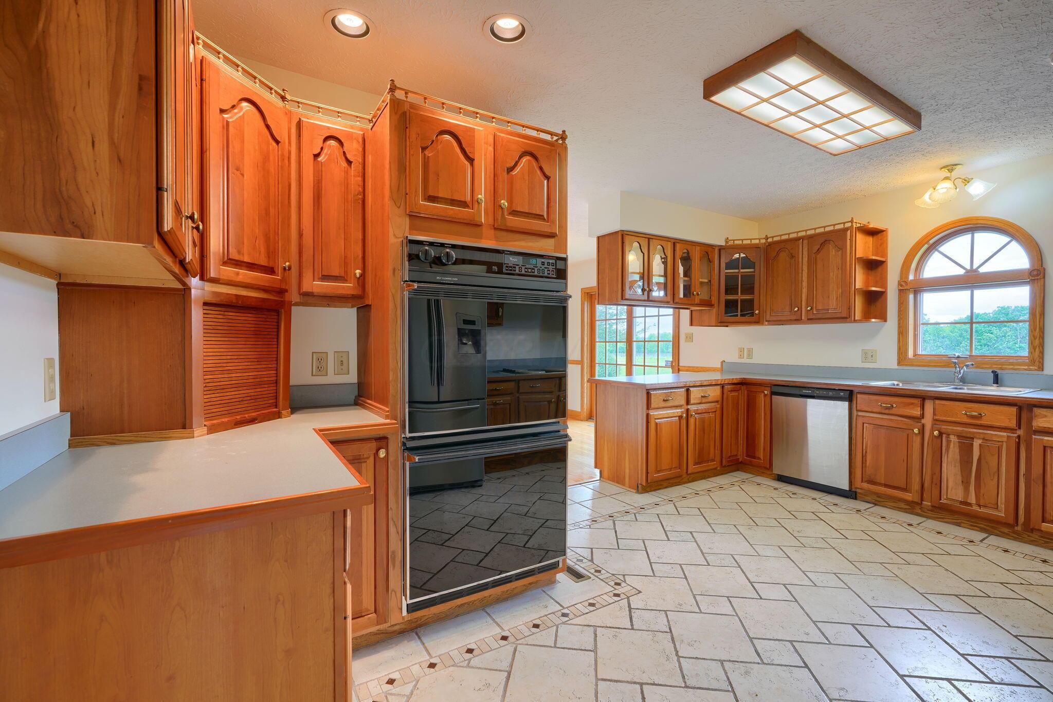 3726 Sulphur Spring Road Kingston, OH 45644 - Photo 14 of 66 Double oven