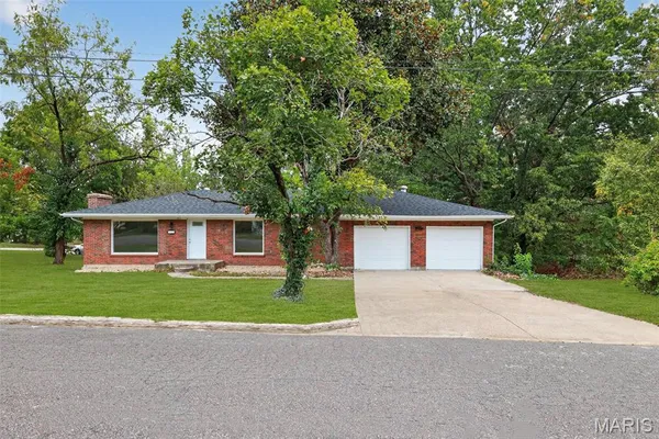 $219,900 | 315 Hillcrest Drive, Bourbon, MO 65441