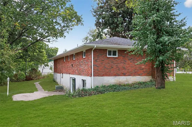 $219,900 | 315 Hillcrest Drive, Bourbon, MO 65441