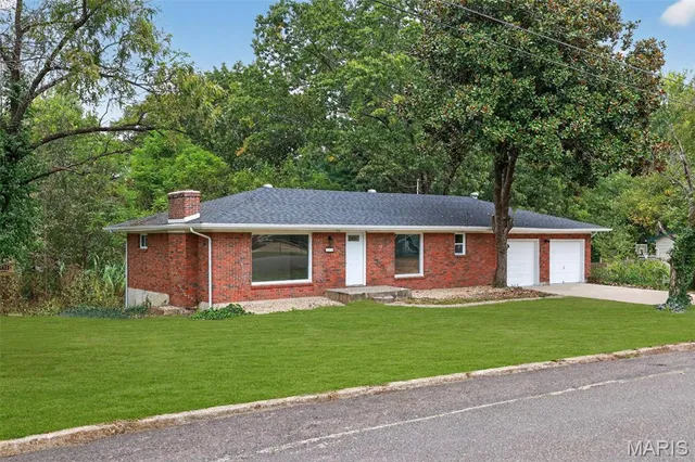 $219,900 | 315 Hillcrest Drive, Bourbon, MO 65441