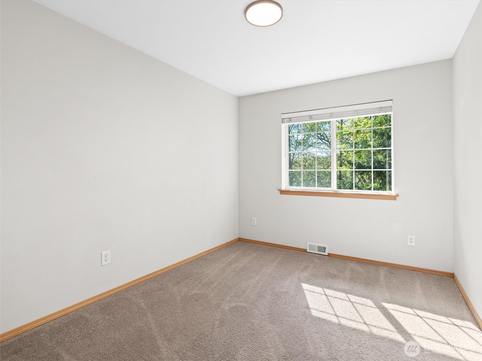 5062 23rd Avenue Southwest Seattle, WA 98106 - Photo 21 of 39 an empty room with a window