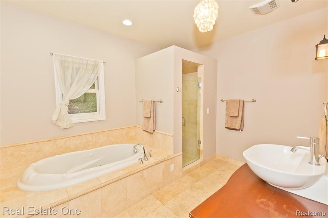 51 Cherokee Road Pontiac, MI 48341 - Photo 17 of 32 huge 1st floor bath