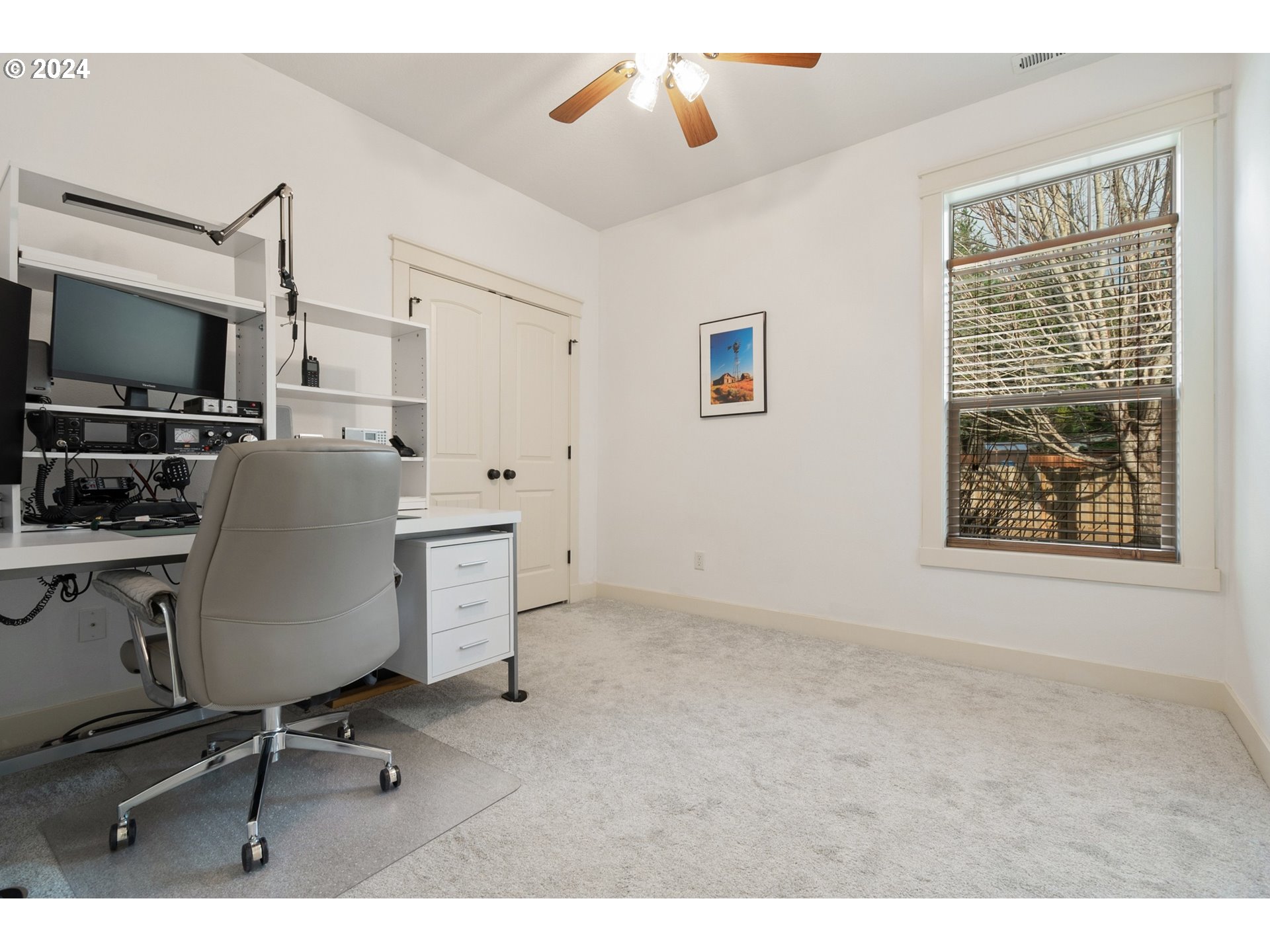 941 Northwest Angel Heights Road Stevenson, WA 98648 - Photo 31 of 38 a workspace with furniture