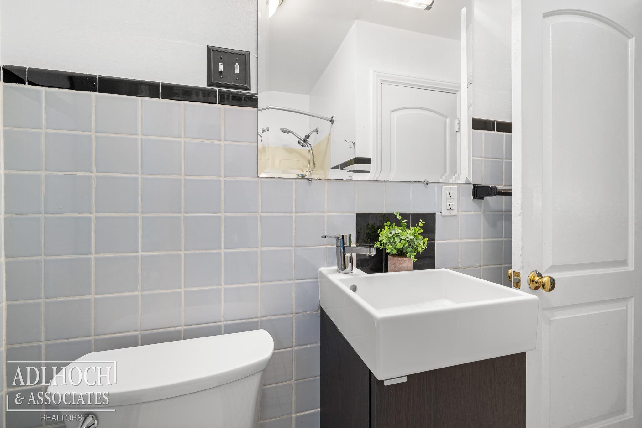 2065 Ridgemont Road Grosse Pointe, MI 48236 - Photo 12 of 26 50130348-fa359623-bae0-41b6-813a-f4f2ffab7bfd.JPG