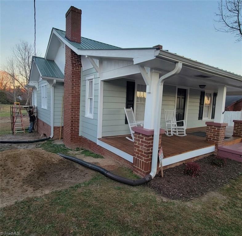 818 West Lebanon Street Mount Airy, NC 27030 - Photo 3 of 23