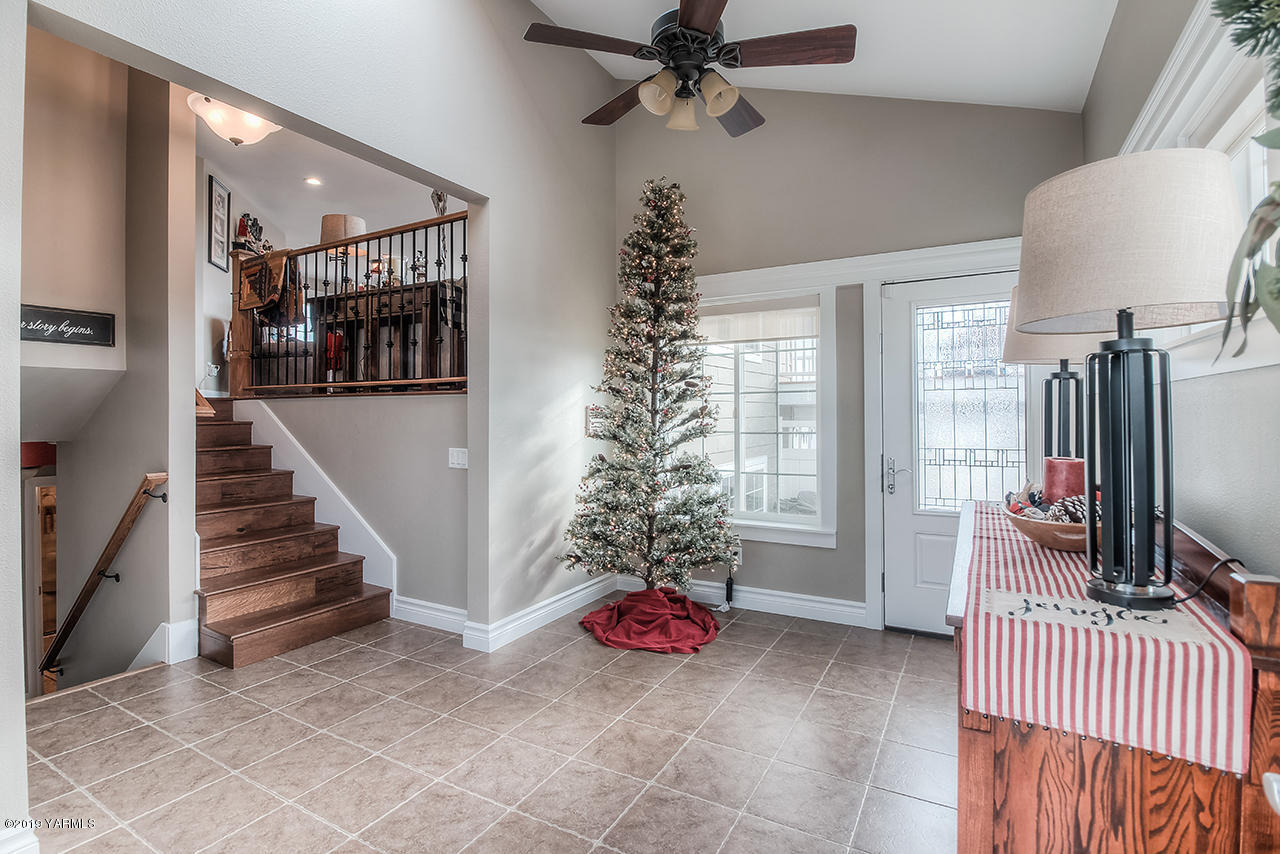 852 Clark Road Zillah, WA 98953 - Photo 3 of 55 a view of a hallway with windows and flower pot