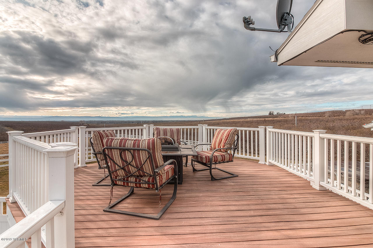 852 Clark Road Zillah, WA 98953 - Photo 40 of 55 a terrace with outdoor seating