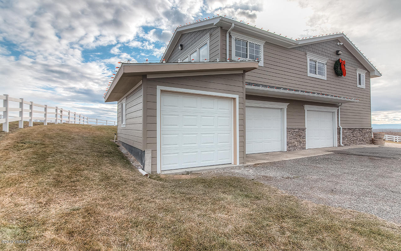 852 Clark Road Zillah, WA 98953 - Photo 50 of 55 a view of backyard of house