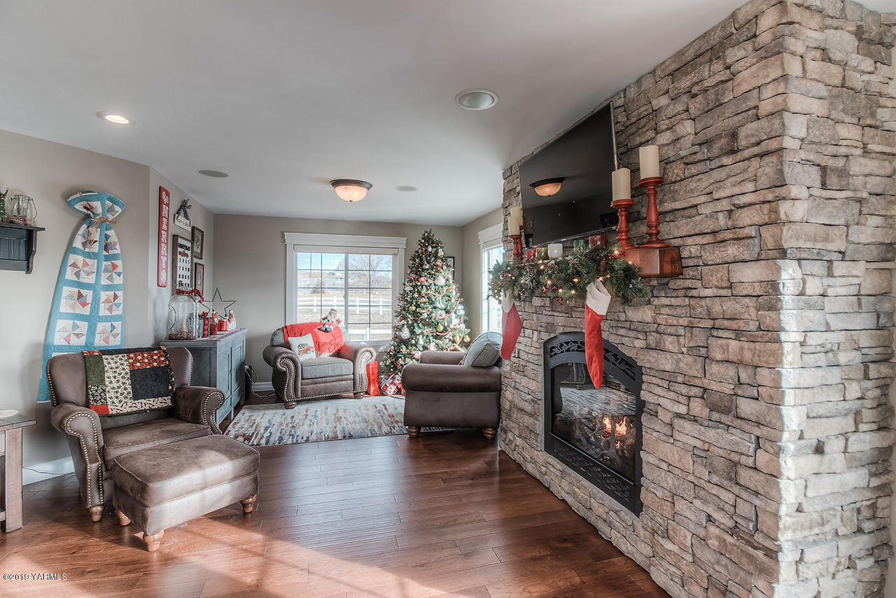 852 Clark Road Zillah, WA 98953 - Photo 8 of 55 a living room with furniture and a fireplace