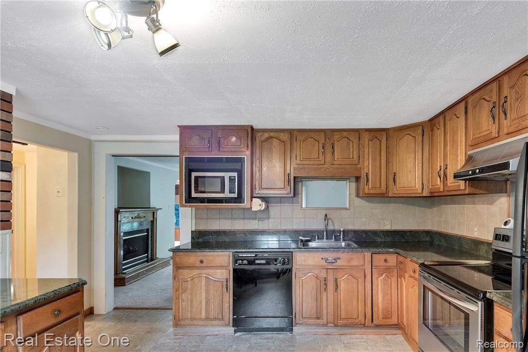1719 John R Road Rochester, MI 48307 - Photo 9 of 34 1719-John-R-Rd-Rochester-Hills-MI-48307-windowstill-12.jpg
