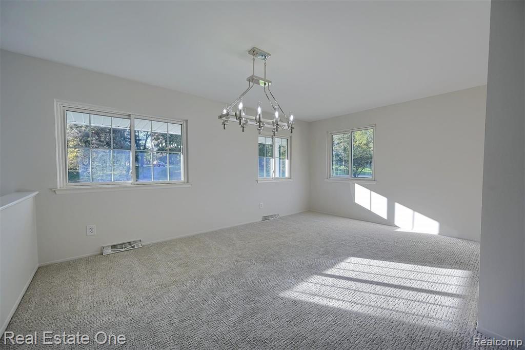 2060 Bretton Drive South Rochester Hills, MI 48309 - Photo 9 of 39
