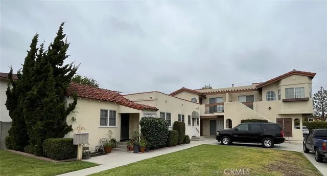 a car parked in front of white house