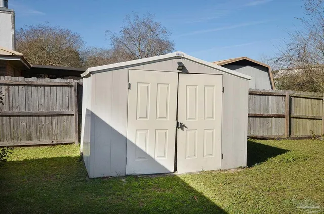 a view of backyard with tub and trees