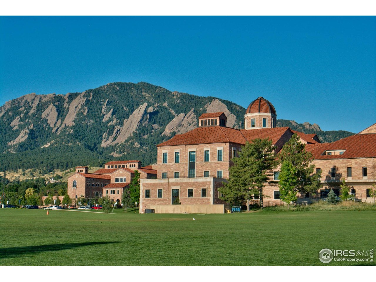 1430 18th Street, Unit 1 Boulder, CO 80302 - Photo 21 of 29 a front view of a building with a garden
