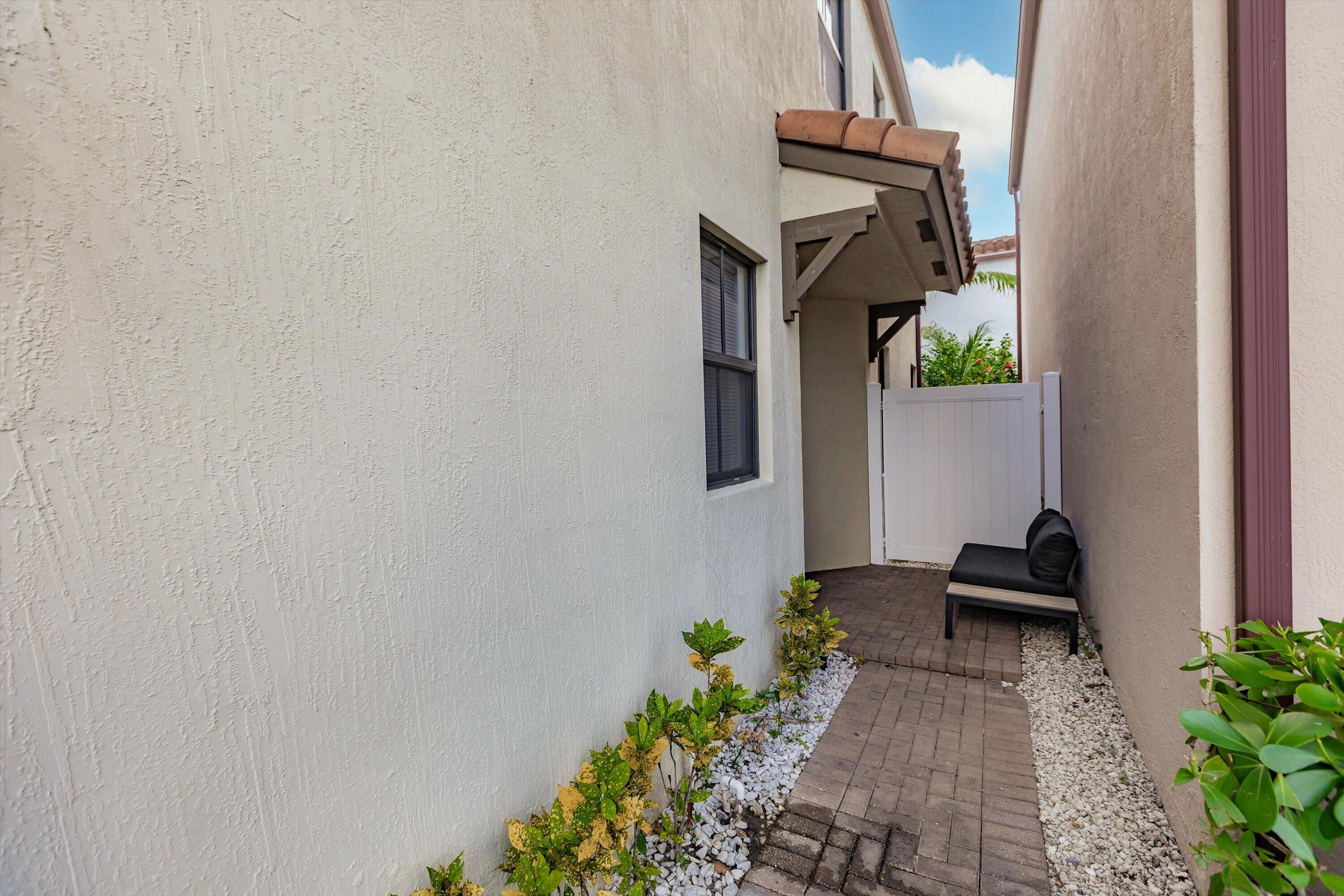 6026 Pine Tree Way, Unit 6026 Riviera Beach, FL 33410 - Photo 5 of 31 05-Property Photo 005