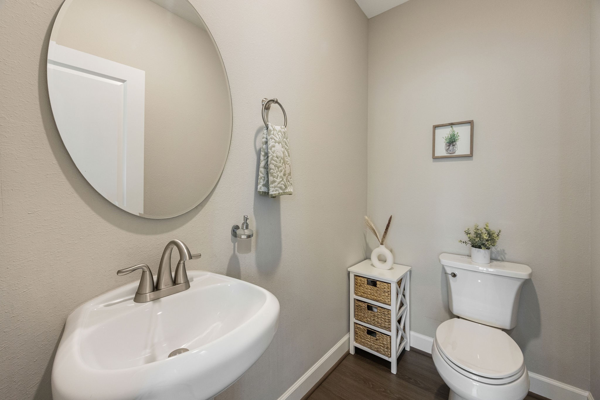 603 Link Road, Unit F Houston, TX 77009 - Photo 14 of 16 Convenient half bath located on the main living level.