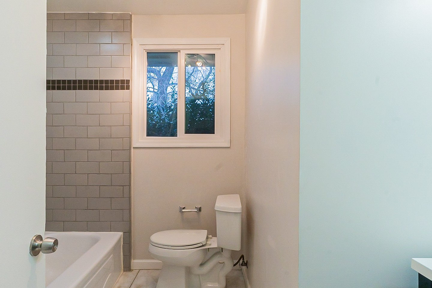 1010 Mitchell Road Nashville, TN 37206 - Photo 22 of 25 a bathroom with a toilet and a bathtub