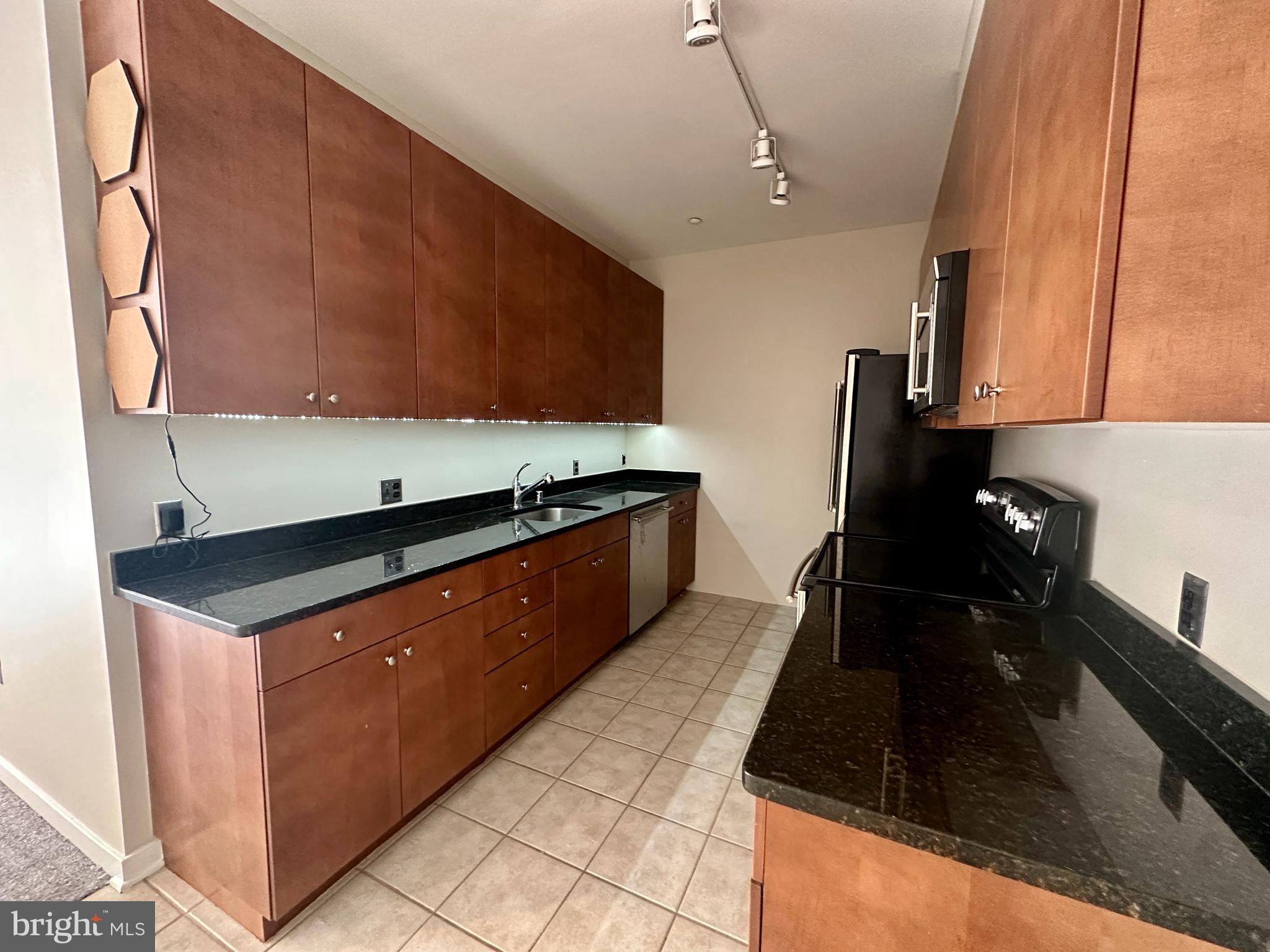 2007 Clipper Park Road, Unit 417 Baltimore, MD 21211 - Photo 8 of 24 Well appointed Kitchen