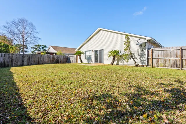 a view of a house with backyard and garden