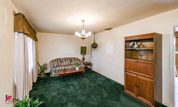 a view of entryway with livingroom