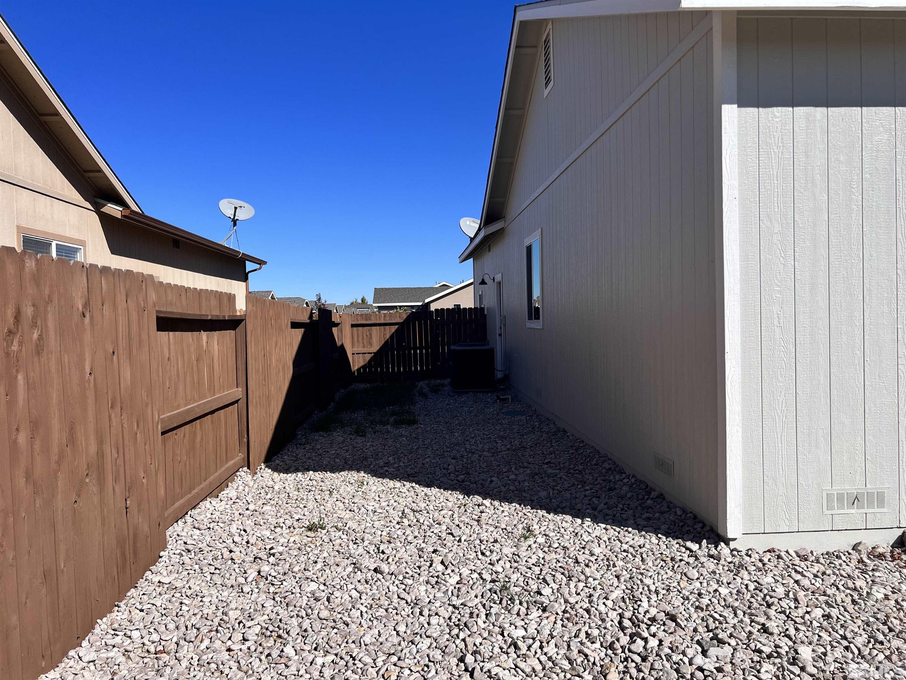 682 Silver Spur Drive Fallon, NV 89406 - Photo 28 of 29 a view of a hallway