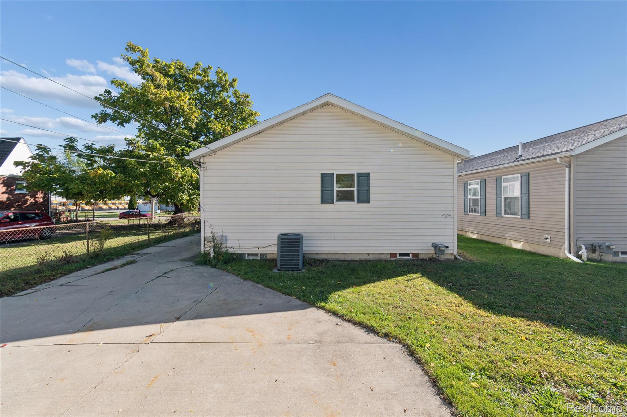 4004 Howe Road Wayne, MI 48184 - Photo 32 of 42 36-4004-Howe-Rd-Windowstill.jpg