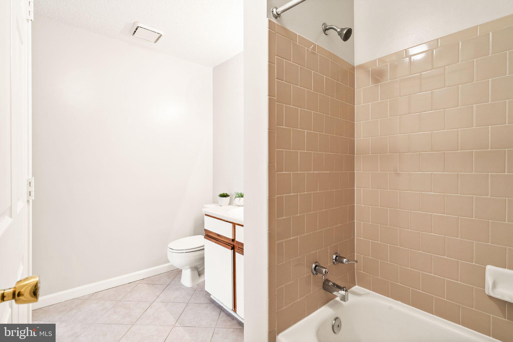 20951 Timber Ridge Terrace, Unit 304 Ashburn, VA 20147 - Photo 21 of 38 Full Bath