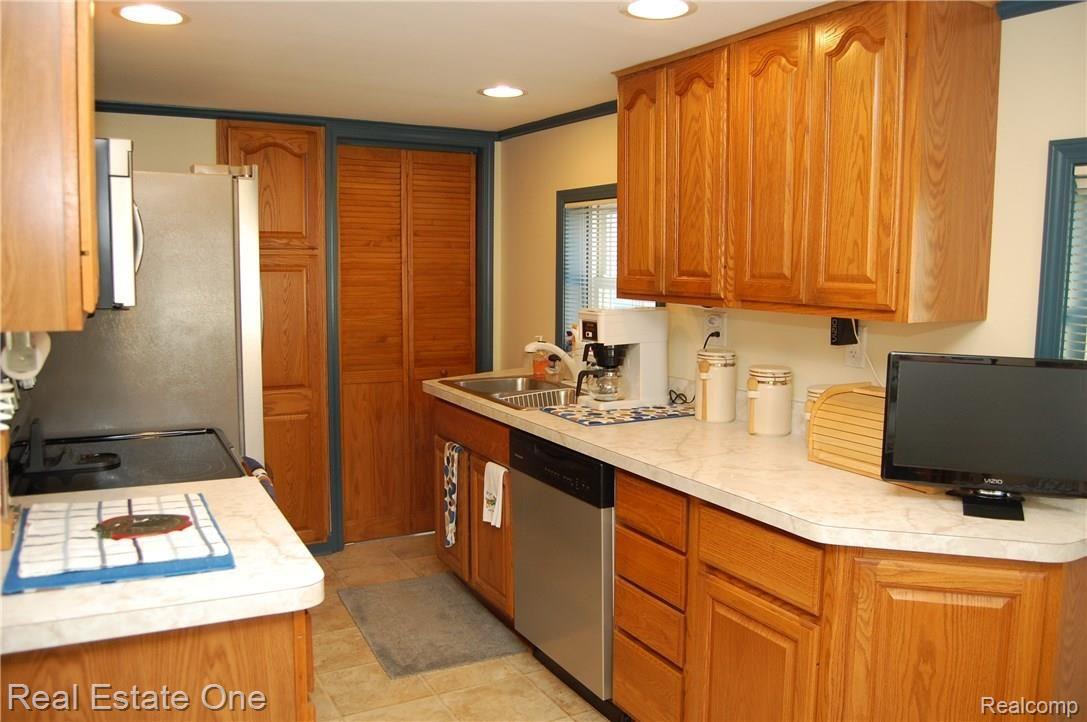 732 Goddard Road Wyandotte, MI 48192 - Photo 6 of 35 DSC_0007 (1).JPG